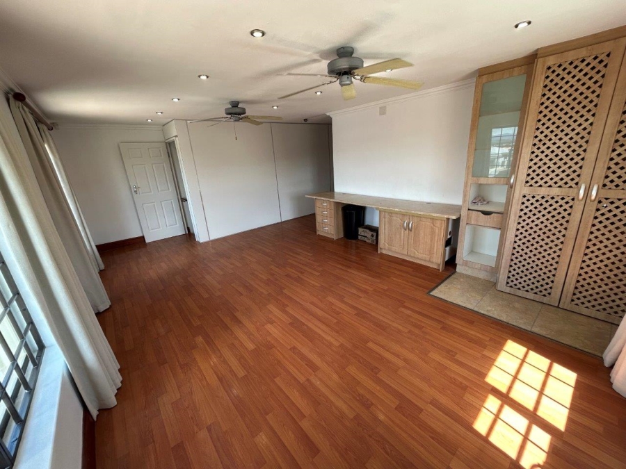 9 Bedroom Property for Sale in Wavecrest Eastern Cape